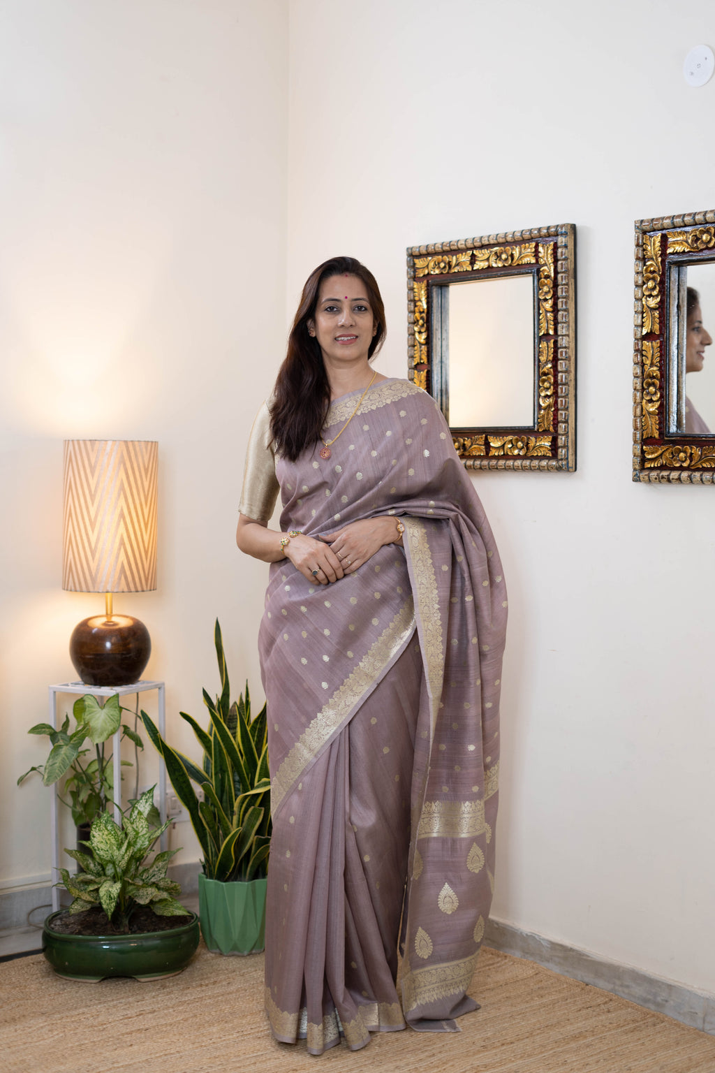 Maheshwari Silk Saree – Smokey Lavender with Gold Zari Border & Buti Weave | Elegant Festive Wear