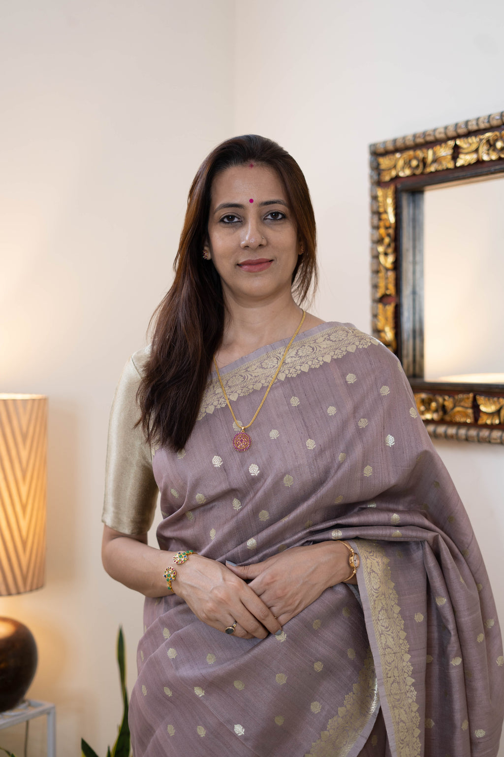 Maheshwari Silk Saree – Smokey Lavender with Gold Zari Border & Buti Weave | Elegant Festive Wear