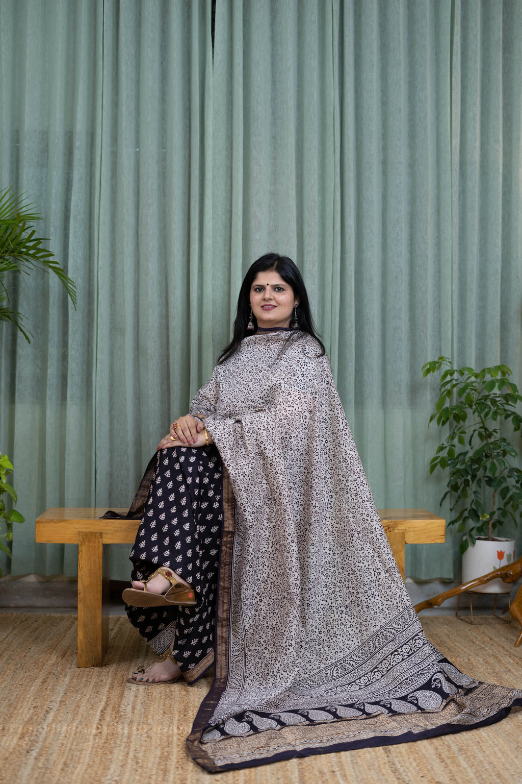 Handblock Bagh Maheshwari silk Suit Set – Grey Floral Kurta with Black Leaf Print Bottom