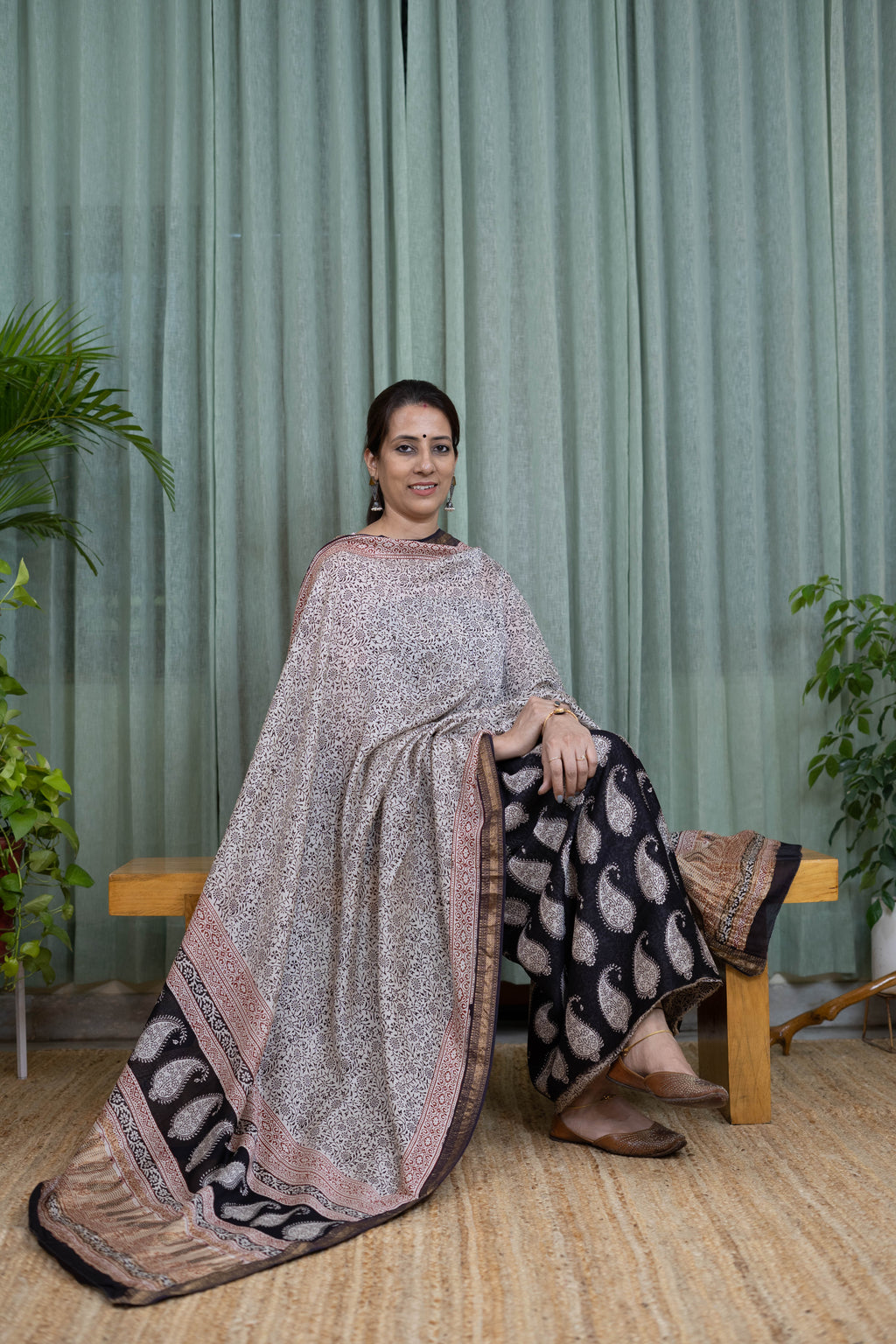 Handblock Bagh  Suit Set – Off-White Floral Kurta with Black Paisley Bottom