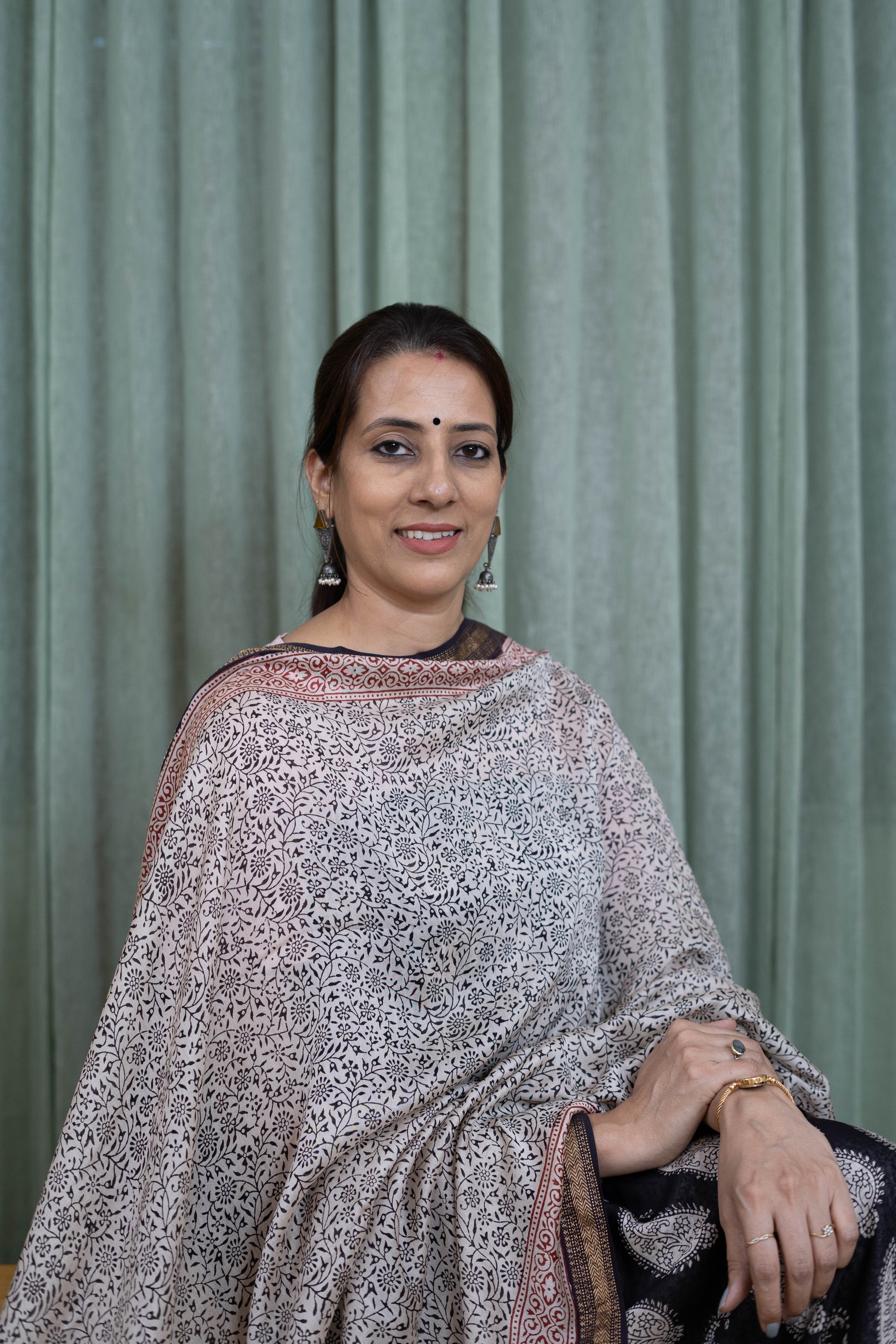 Handblock Bagh  Suit Set – Off-White Floral Kurta with Black Paisley Bottom